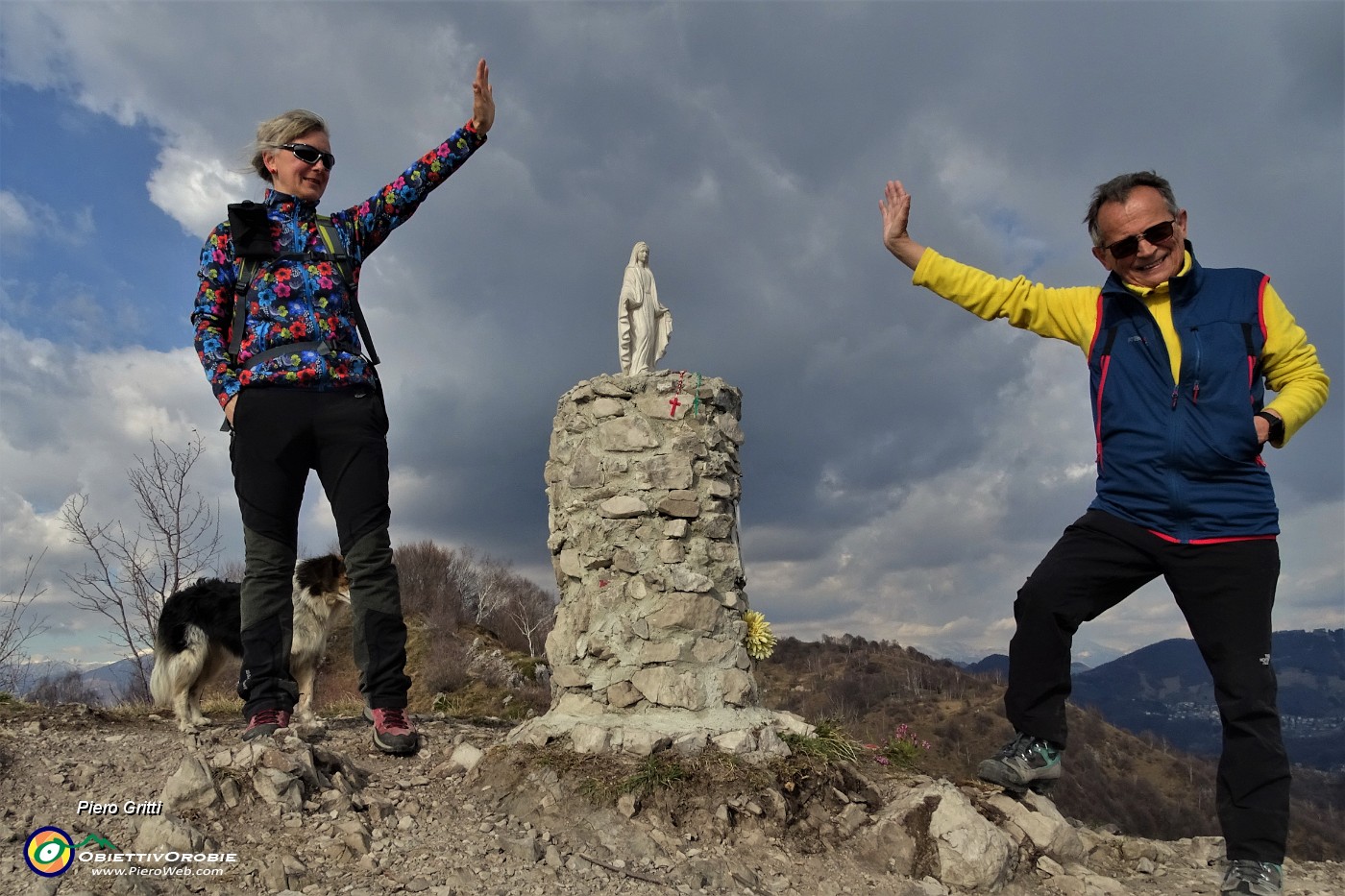 02 Alla Madonnina in vetta al Costone (1195 m) -posta da CAI Alzano Lombardo nel 2015 -  autoscatto.JPG